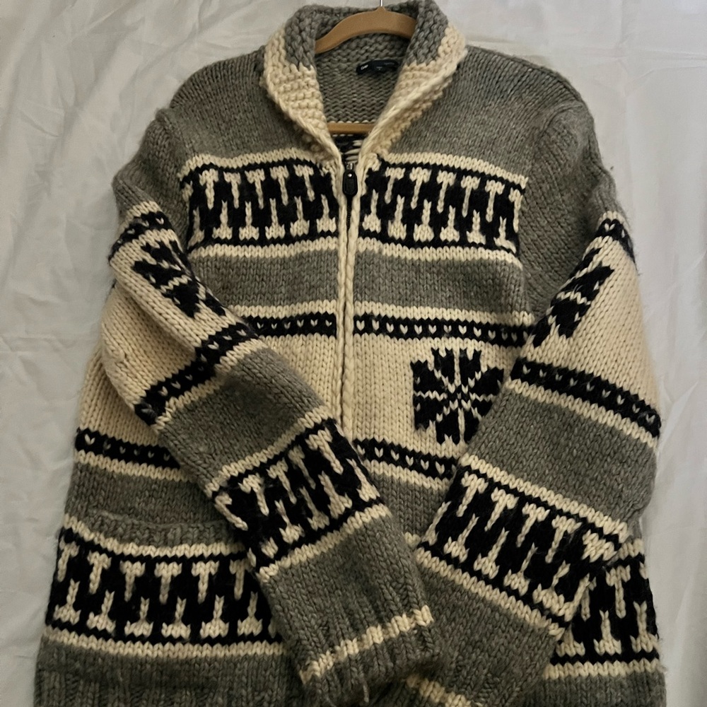 GAP large hand knit gray blue white color in good condition no issues,